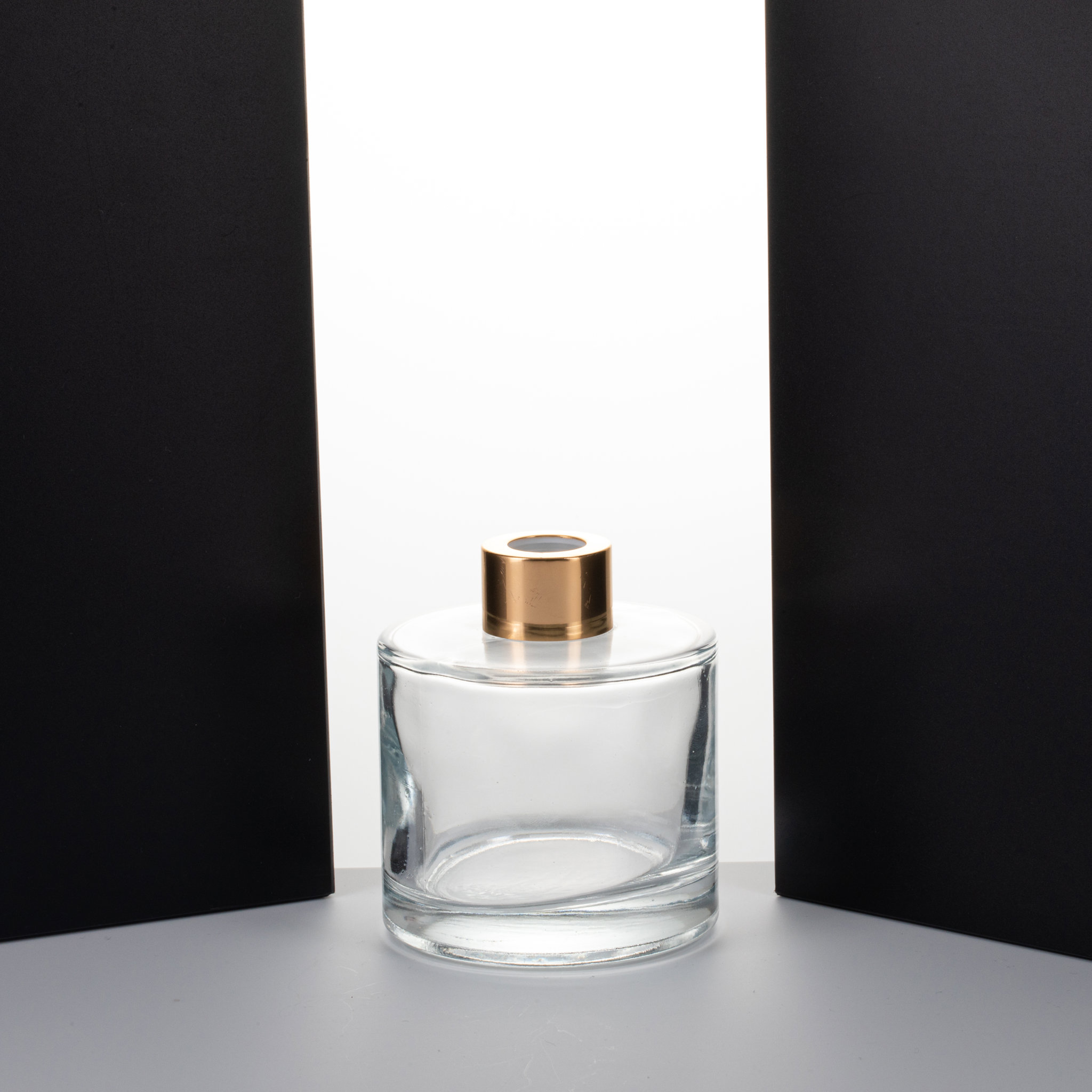 5 oz. Diffuser Round Glass Bottle With Gold Cap2