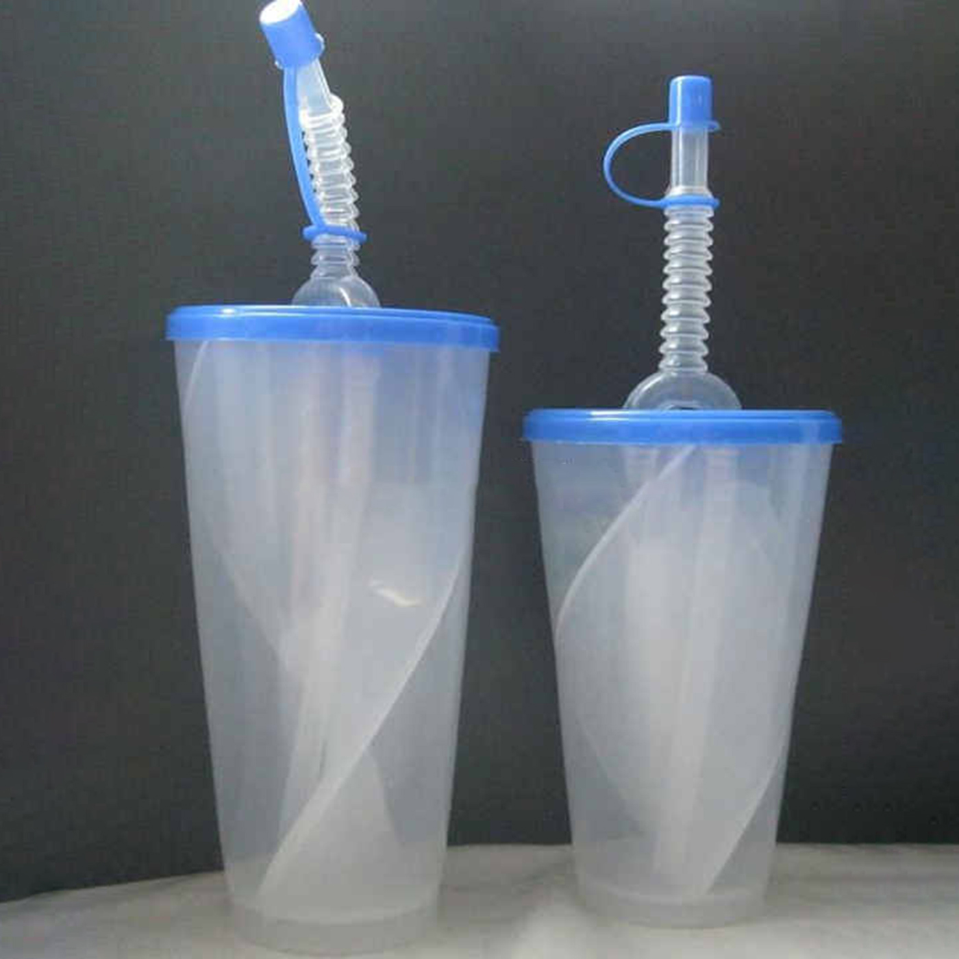 Plastic Twin Split Cup With Straw2